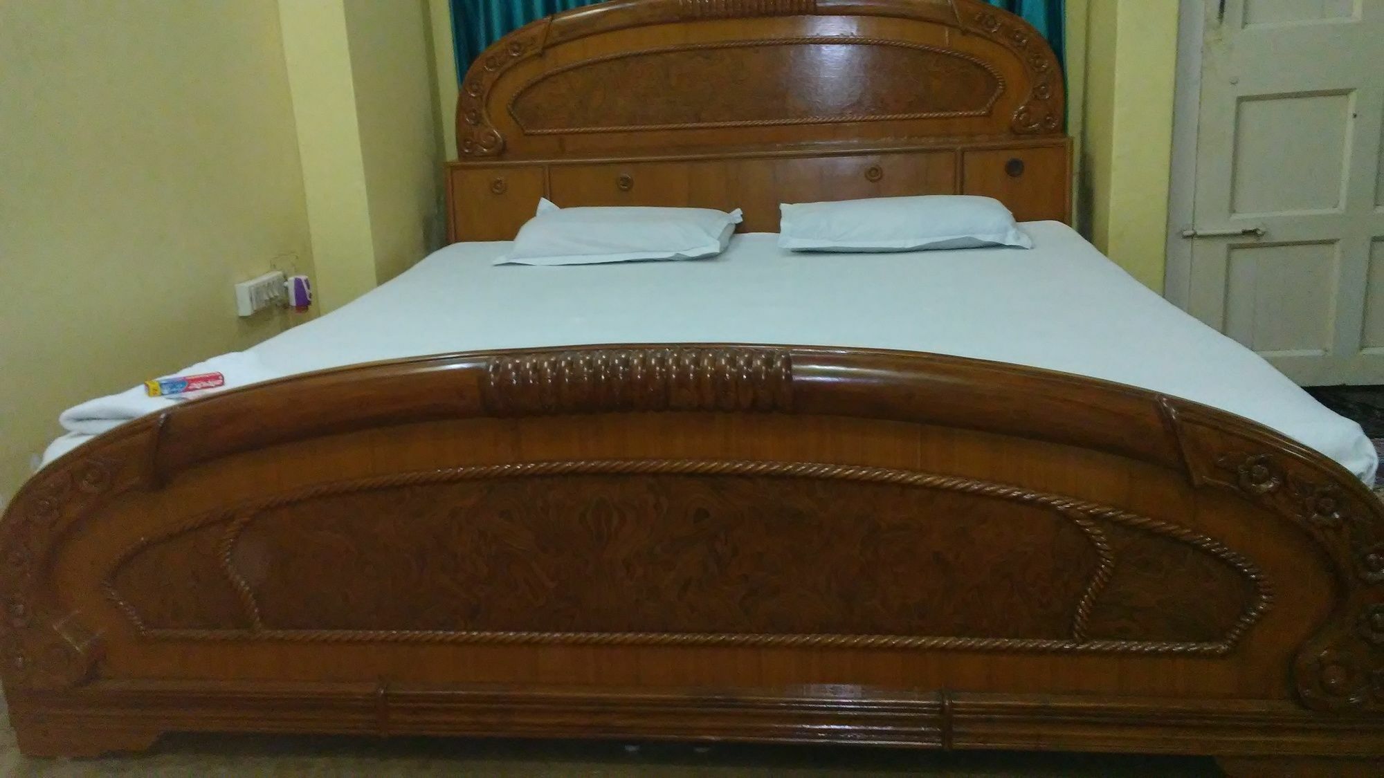 Royal Paying Guest Hotel Kolkata Exterior photo